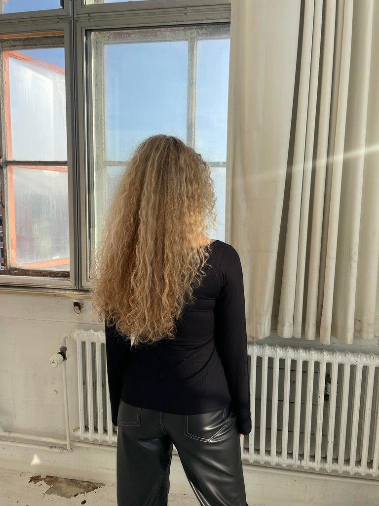 Merle – Blusa elegante con detalle de nudo