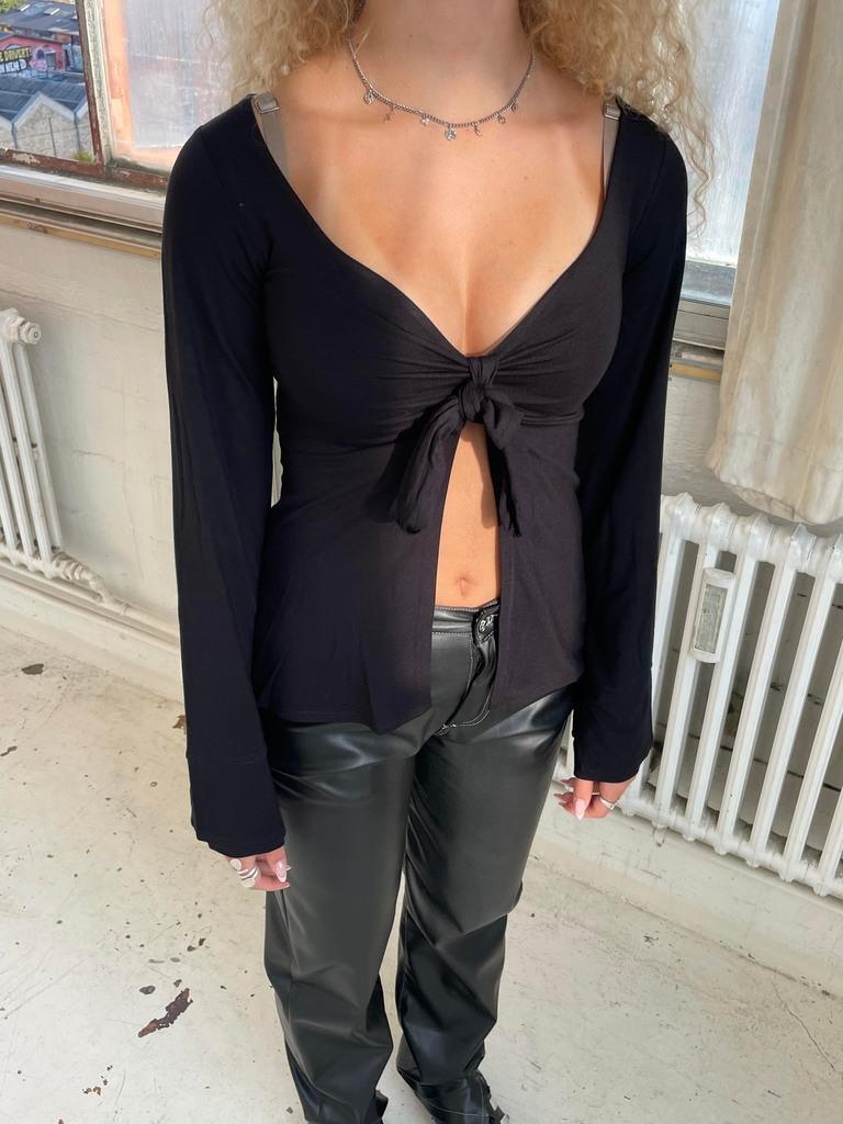 Merle – Blusa elegante con detalle de nudo